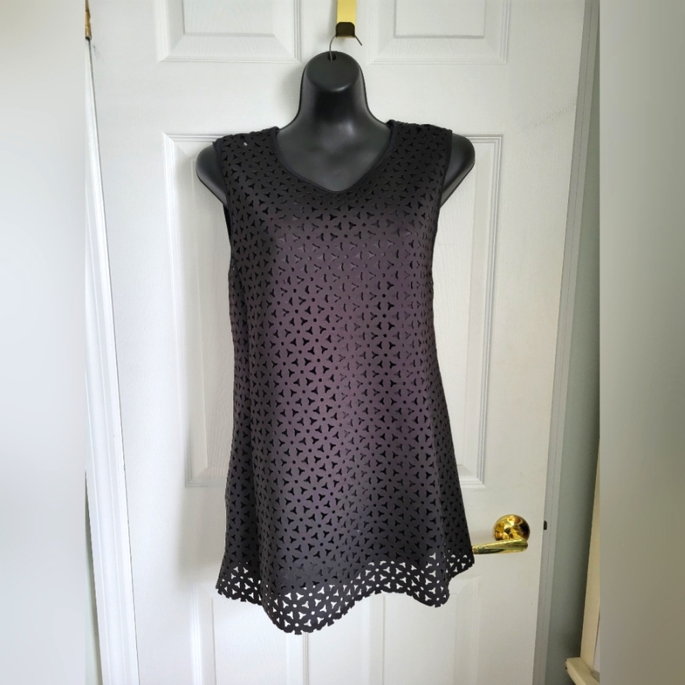 Black sleeveless a line Shirt with Shell